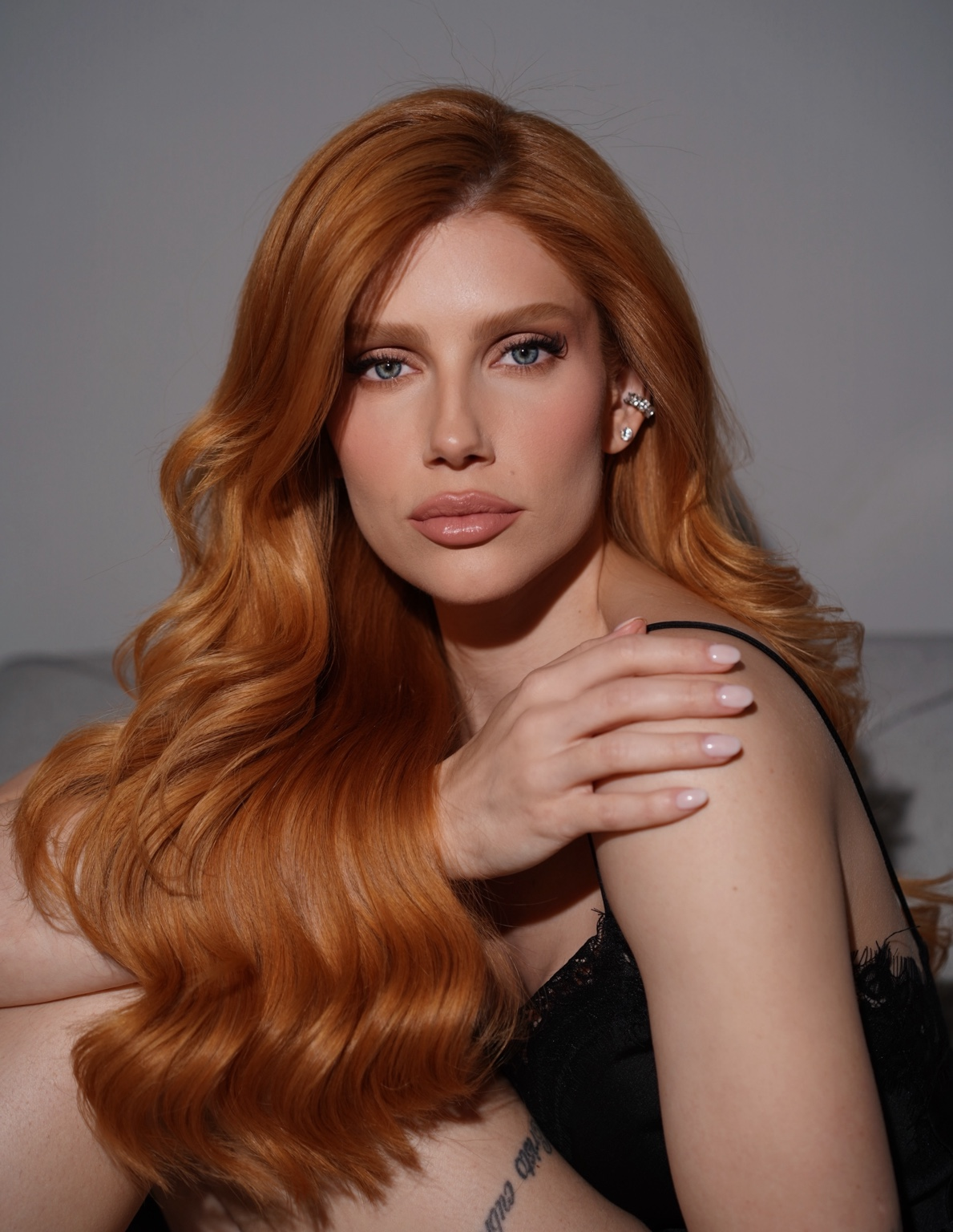 Caroline Priante com cabelo modelado em ondas
